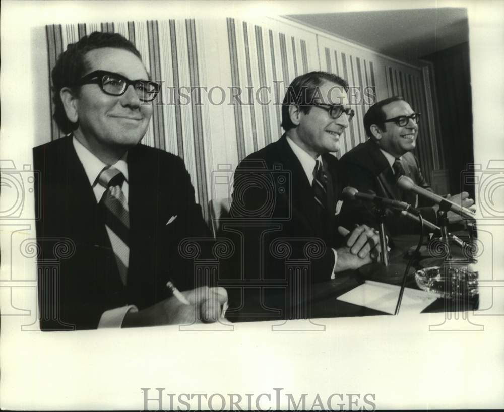 1973 Press Photo Elliot L. Richardson Speaks at Press Conference- Historic Images