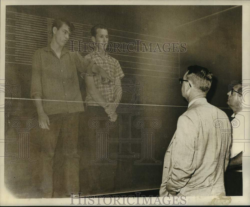 Load image into Gallery viewer, 1961 Press Photo Smith and Allen Point to Victim of Kidnapping - noc10097
