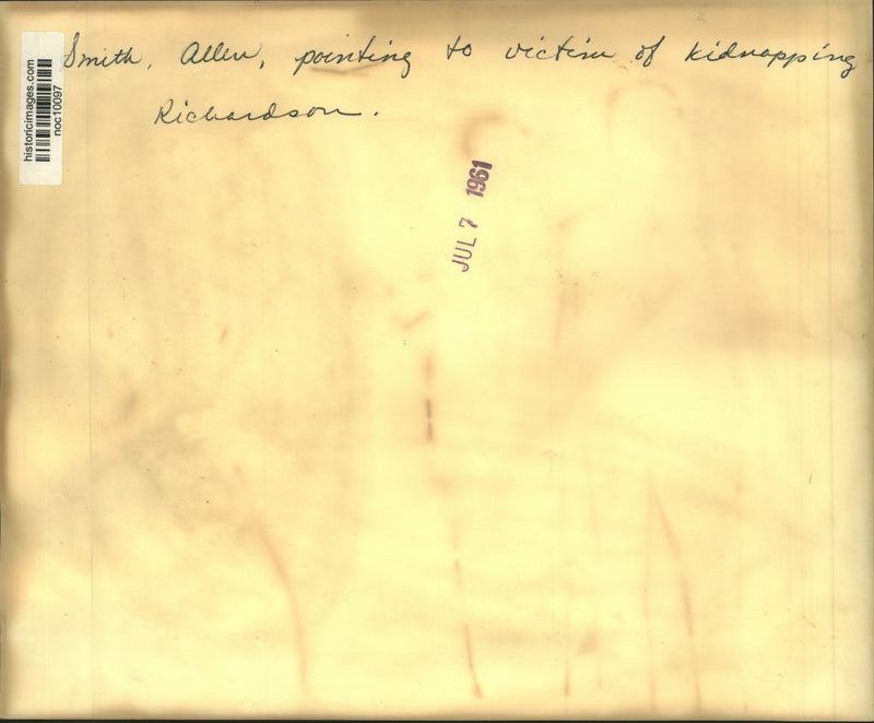 Load image into Gallery viewer, 1961 Press Photo Smith and Allen Point to Victim of Kidnapping - noc10097
