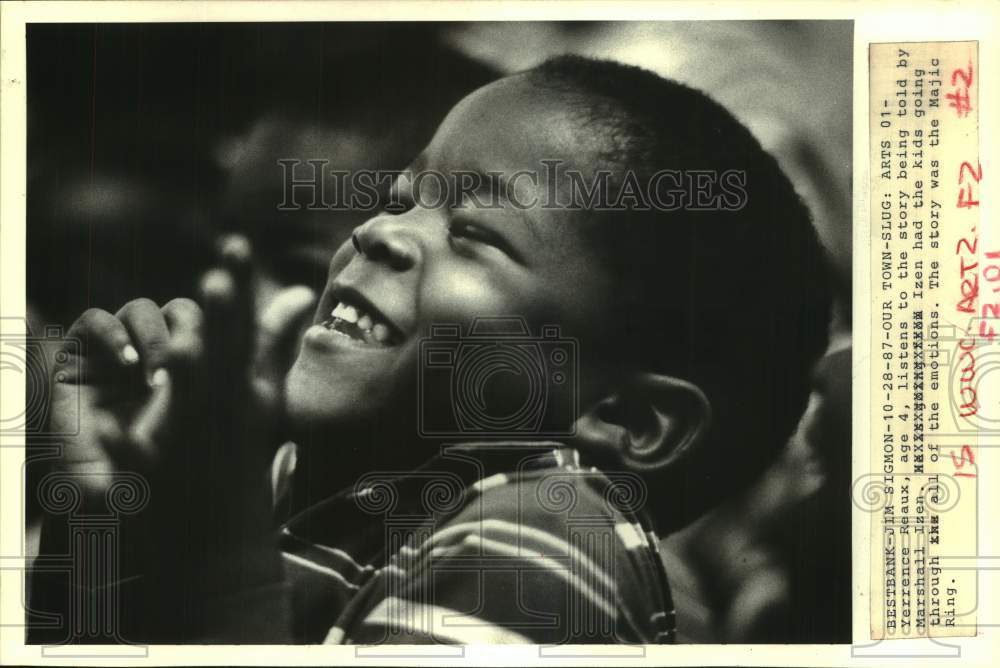 1987 Press Photo Yerrence Reaux listens to story at William Fischer Elementary