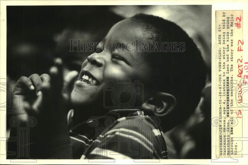 Load image into Gallery viewer, 1987 Press Photo Yerrence Reaux listens to story at William Fischer Elementary
