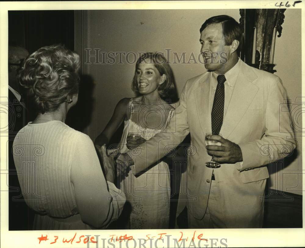 1980 Press Photo Host and hostess Gus and Sissy Reynoir greet a guest- Historic Images