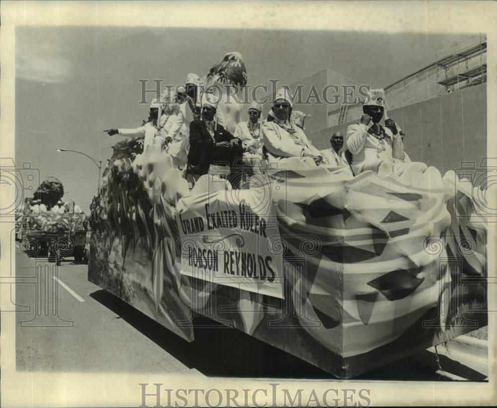 1971 Press Photo Grand Exalted Ruler Hobson Reynolds rides float in parade - Historic Images