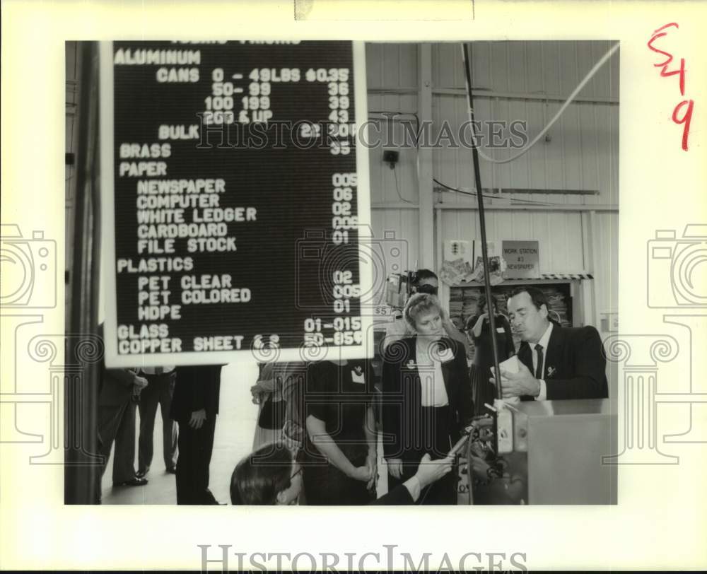 1989 Press Photo Man Talks To People At Recycling Center- Historic Images