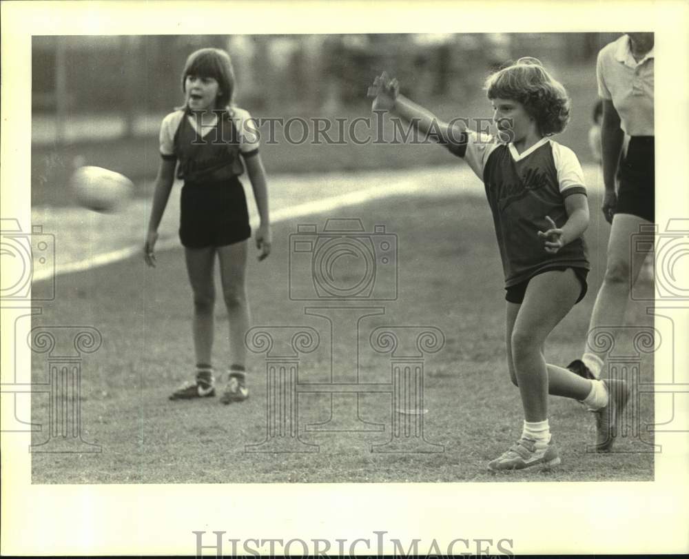 1985 Press Photo Jill Spadoni Pitches During Cabbage Ball Game At Rebel Park- Historic Images