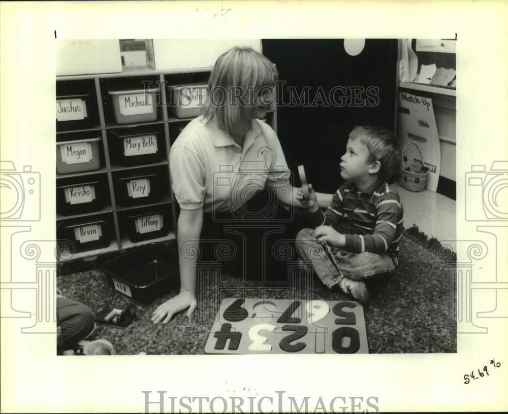 1990 Press Photo Teacher Works With Child On Number Puzzle At Bridgedal Program- Historic Images