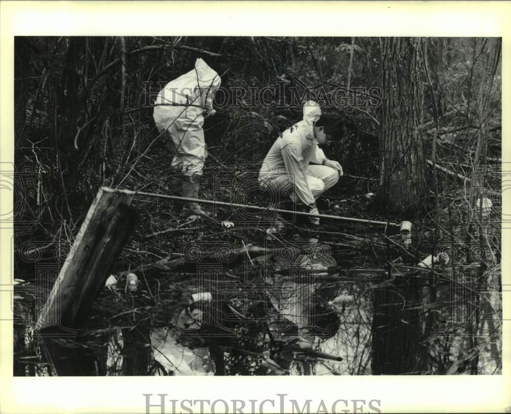 1991 Press Photo Workers test samples at Recovery 1 landfill in New Orleans- Historic Images