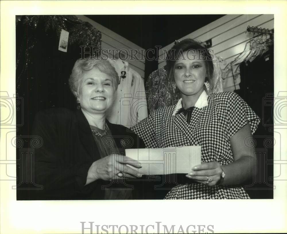 Press Photo Franklin presents Crisis Pregnancy Help Center Linda Roberts check - Historic Images