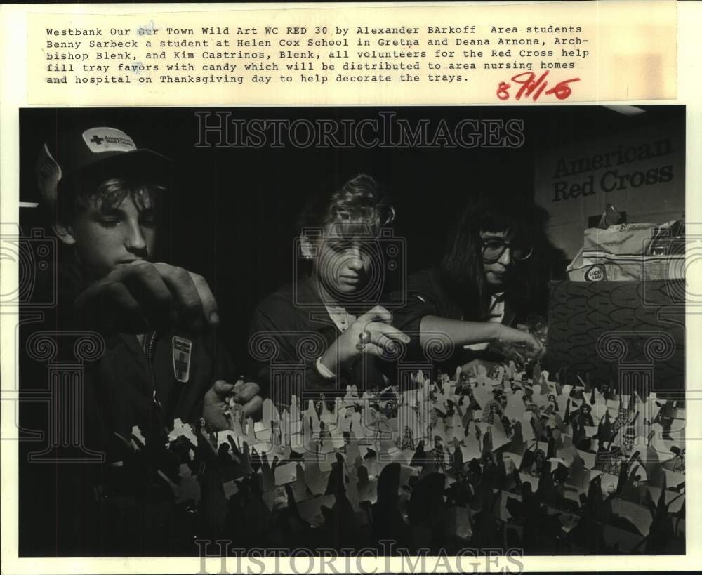 Press Photo Student Red Cross volunteers for candy favors for nursing homes- Historic Images