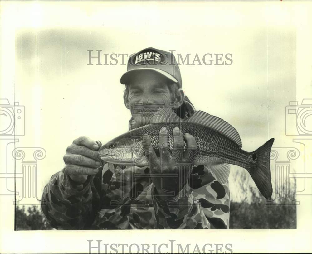 1987 Press Photo Redfish and Fisherman- Historic Images