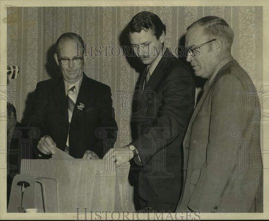1971 Press Photo John Rankin, Monte Canfield & Dale Andrus checking oil leases