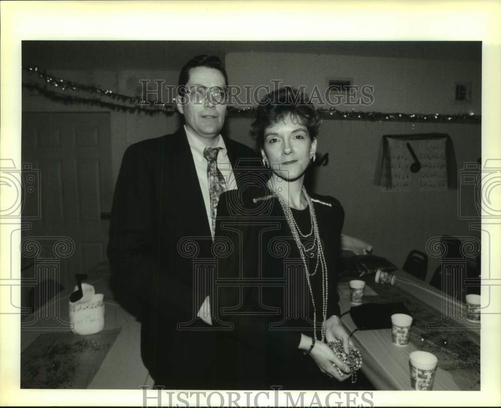 1994 Press Photo Bill and Karen Read during party - Historic Images