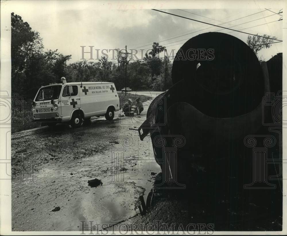 1968 Press Photo Sulphur Truck overturned on Woodland Highway- Red Cross Rescue