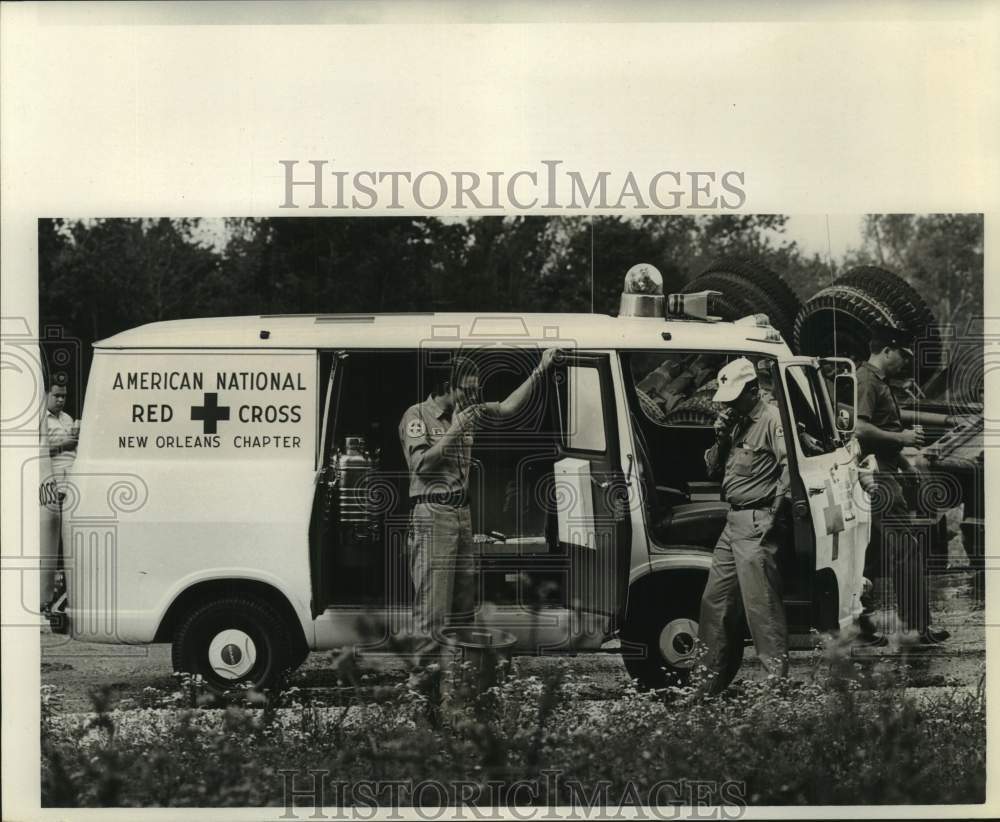 1968 Press Photo New Orleans Fire Department Auxiliary aiding overturned truck- Historic Images