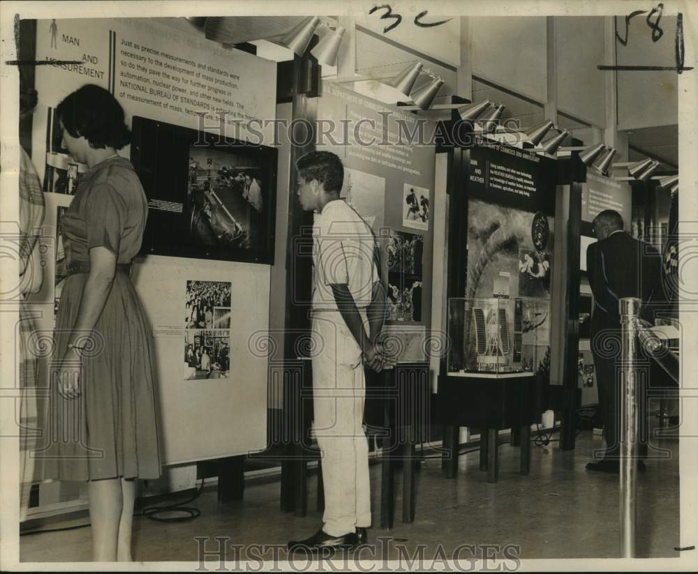 1963 Press Photo U.S. Department of Commerce exhibit- New Orleans Public Library