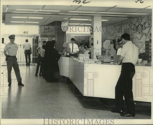 1967 Press Photo Guards in Library lobby deters would-be book thieves