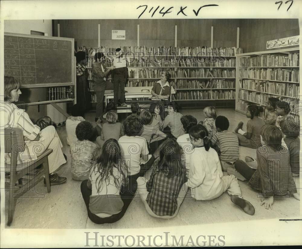 1977 Press Photo New Orleans Public Library&#39;s National Children&#39;s Bookweek- Historic Images