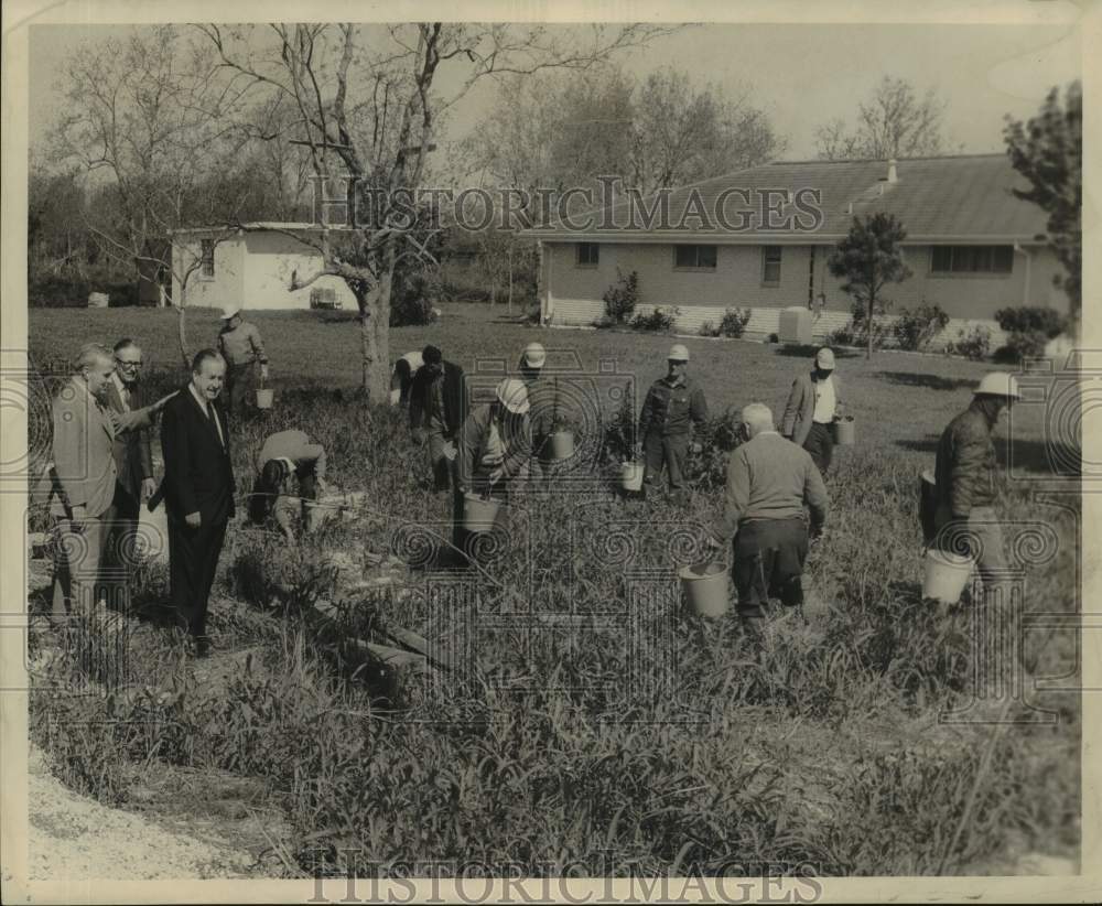 1970 Press Photo Rat poison &quot;seeded&quot; during Rodent Control Program in Jefferson- Historic Images