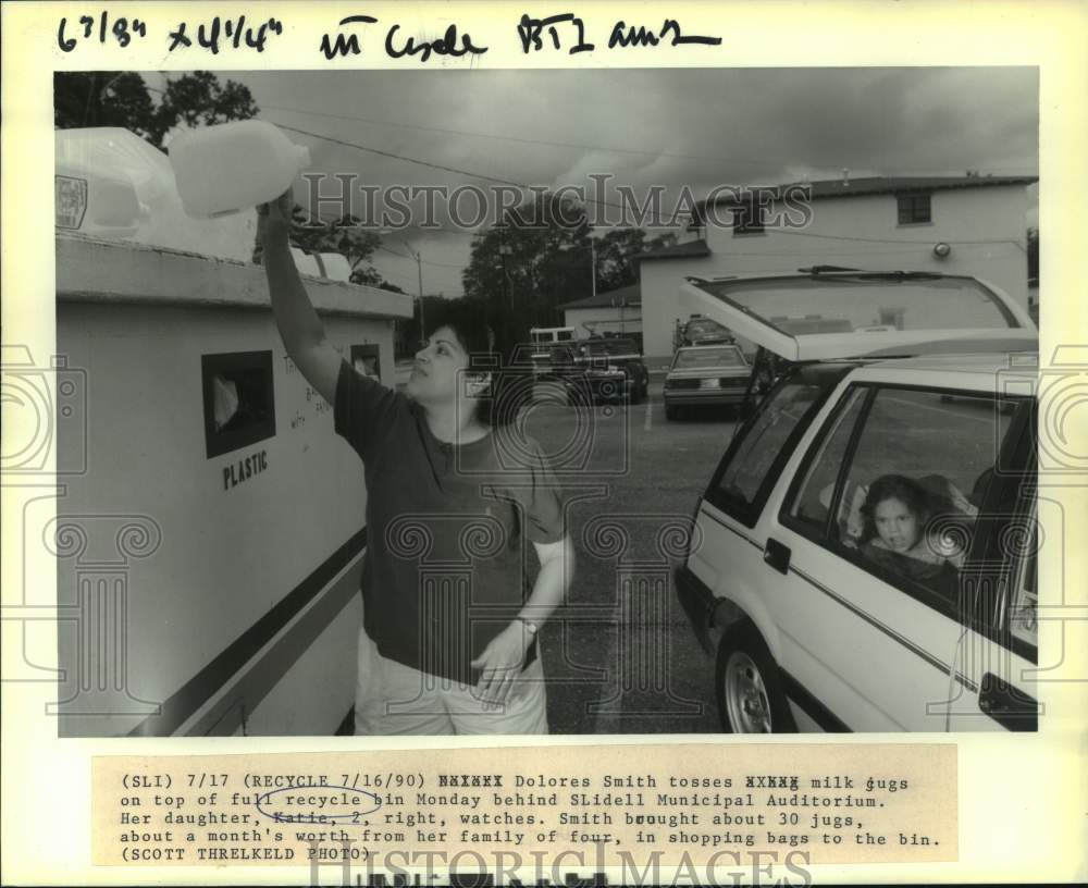 1990 Press Photo Dolores Siths tosses jugs in recycle bin in Slidell, Louisiana - Historic Images