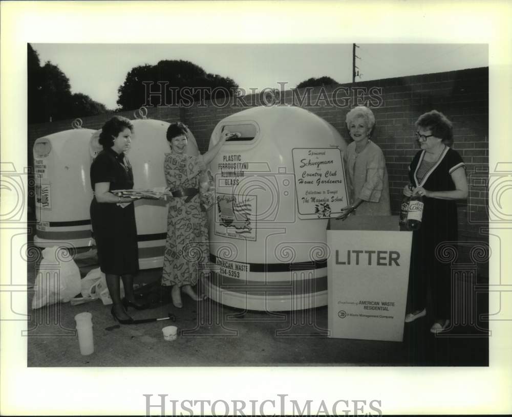 1990 Press Photo Recycling leaders at bin at Schwegmann Grocery in Louisiana - Historic Images