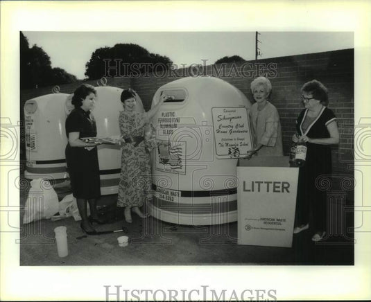 1990 Press Photo Recycling leaders at bin at Schwegmann Grocery in Louisiana - Historic Images