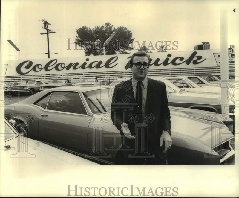 Load image into Gallery viewer, 1968 Press Photo Mike Reagan, used car salesman at Colonial Buick - noc10640
