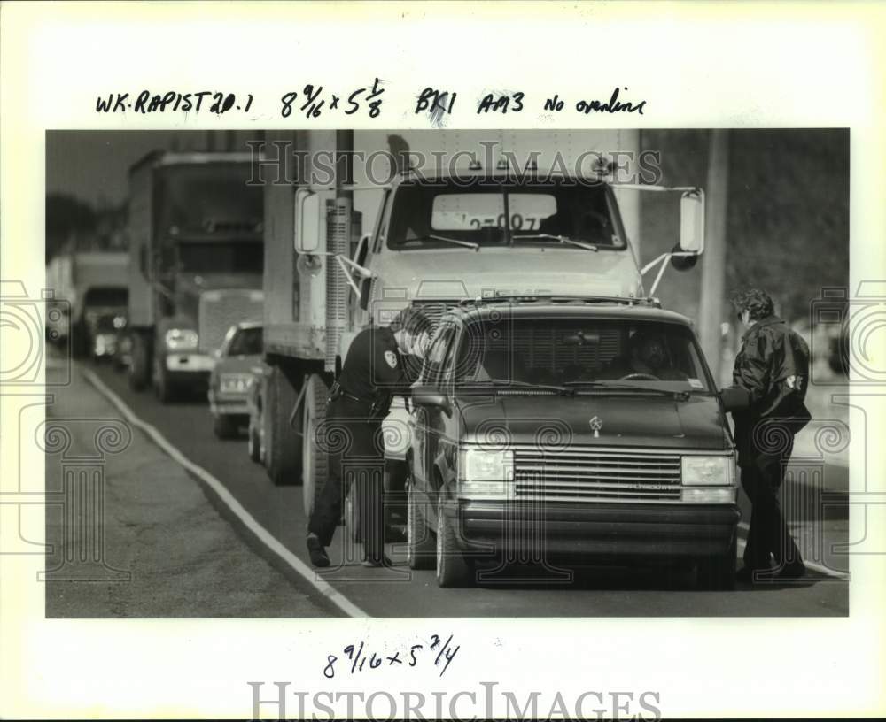 1991 Press Photo Jefferson Parish Police Search Vehicles for Suspected Rapist- Historic Images