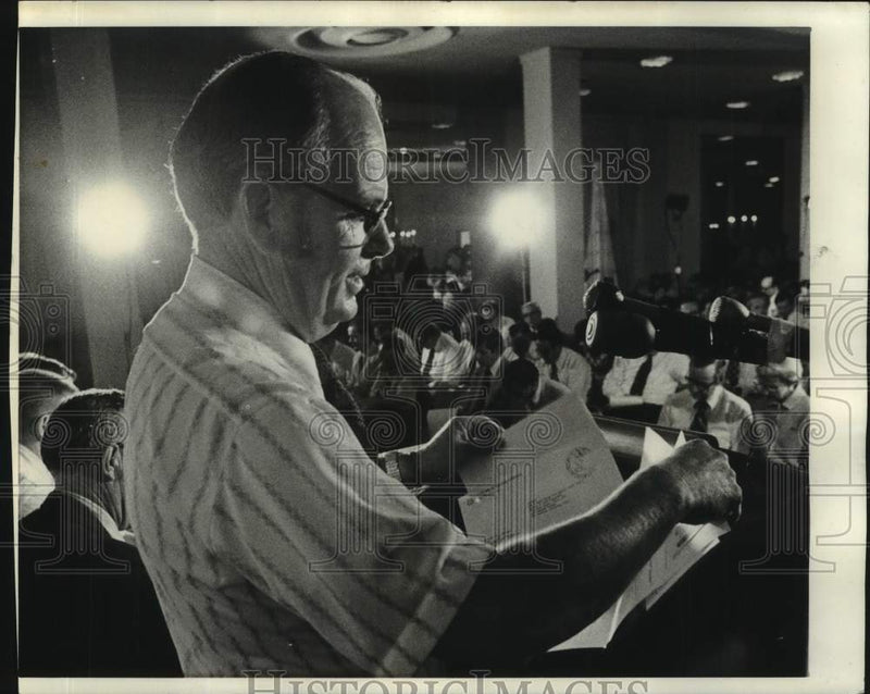 Load image into Gallery viewer, 1973 Press Photo John Rankin, Interior Department at New Orleans oil lease bid
