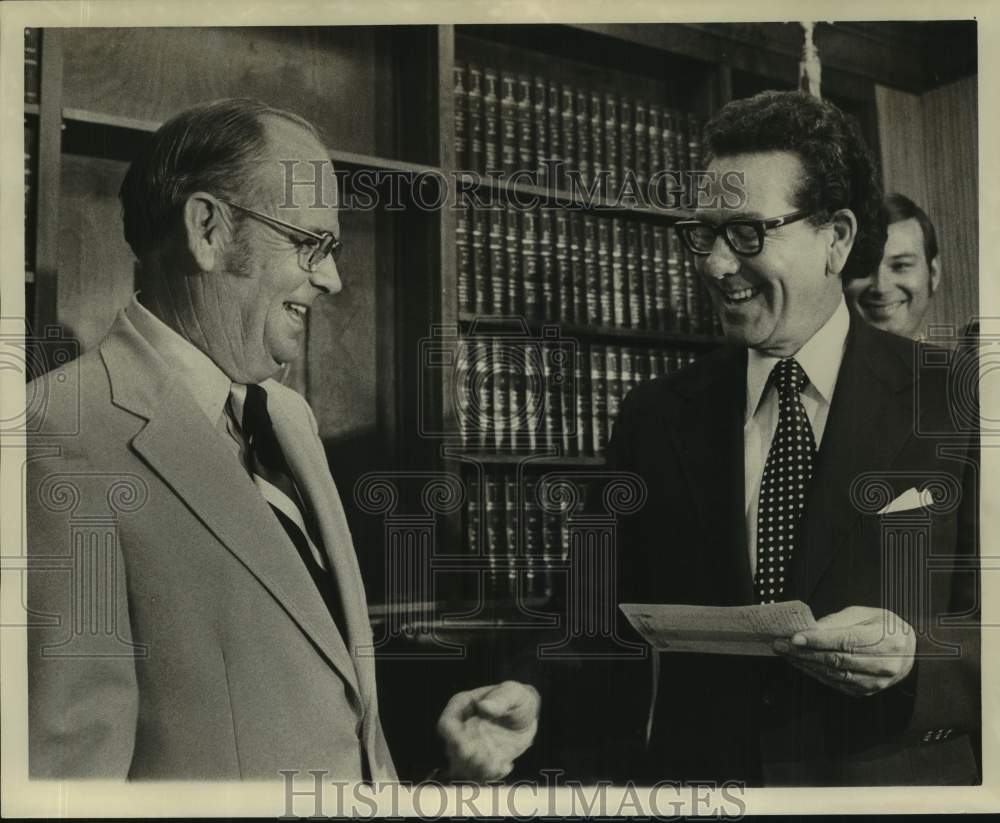 1975 Press Photo Bill Guste &amp; John Rankin shake hands in New Orleans - noc10693