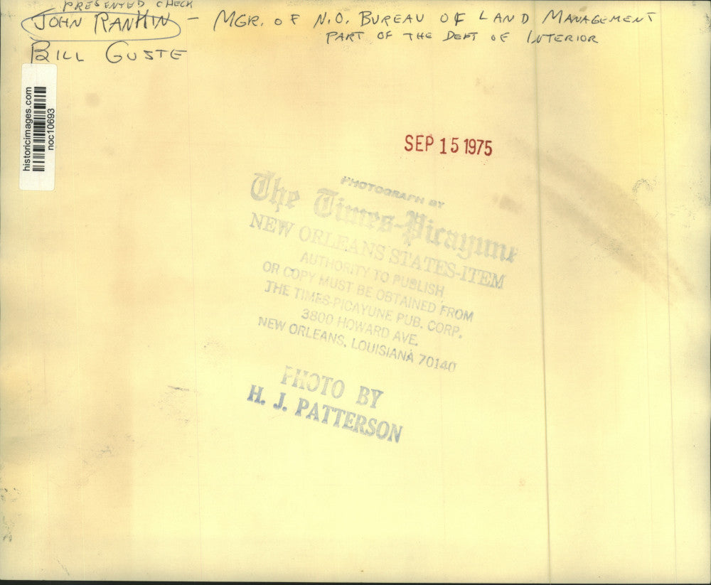 1975 Press Photo Bill Guste & John Rankin shake hands in New Orleans - noc10693