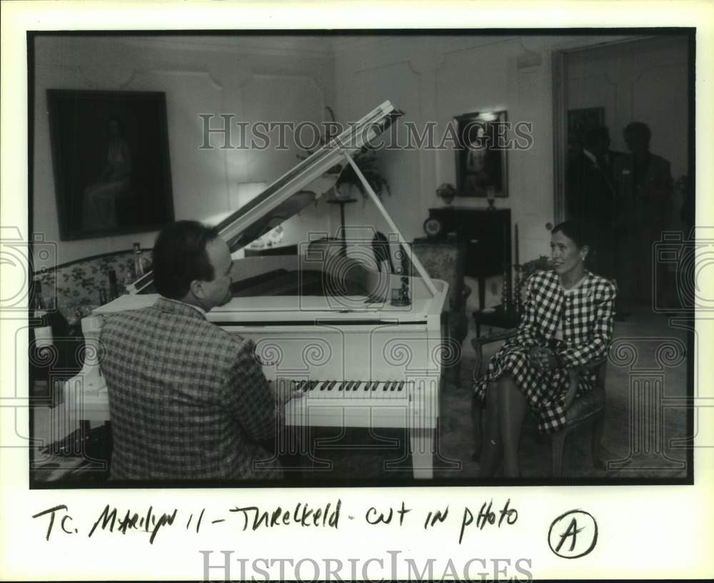 1992 Press Photo Marilyn Quayle of New Orleans listening to pianist - Historic Images