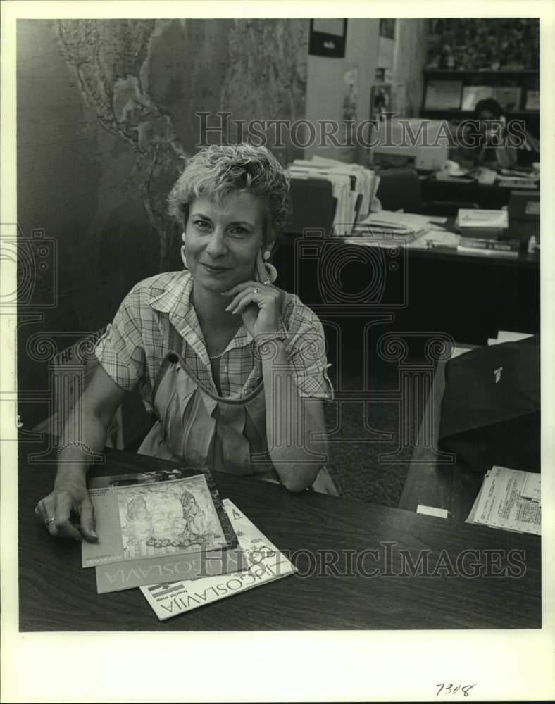 1987 Press Photo Travel counselor Helen Raymond - Historic Images