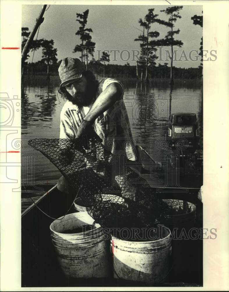 1985 Press Photo Dick Ray empties crawfish net, Bayou Sorrel- Historic Images