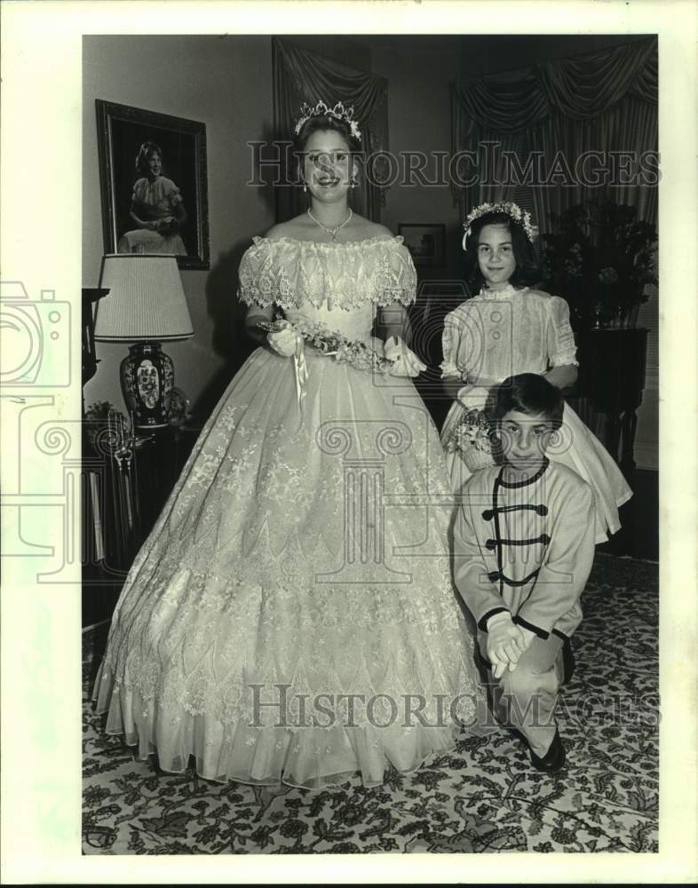 Load image into Gallery viewer, 1988 Press Photo Spring Fiesta Queen Mary Rawls with children in Louisiana
