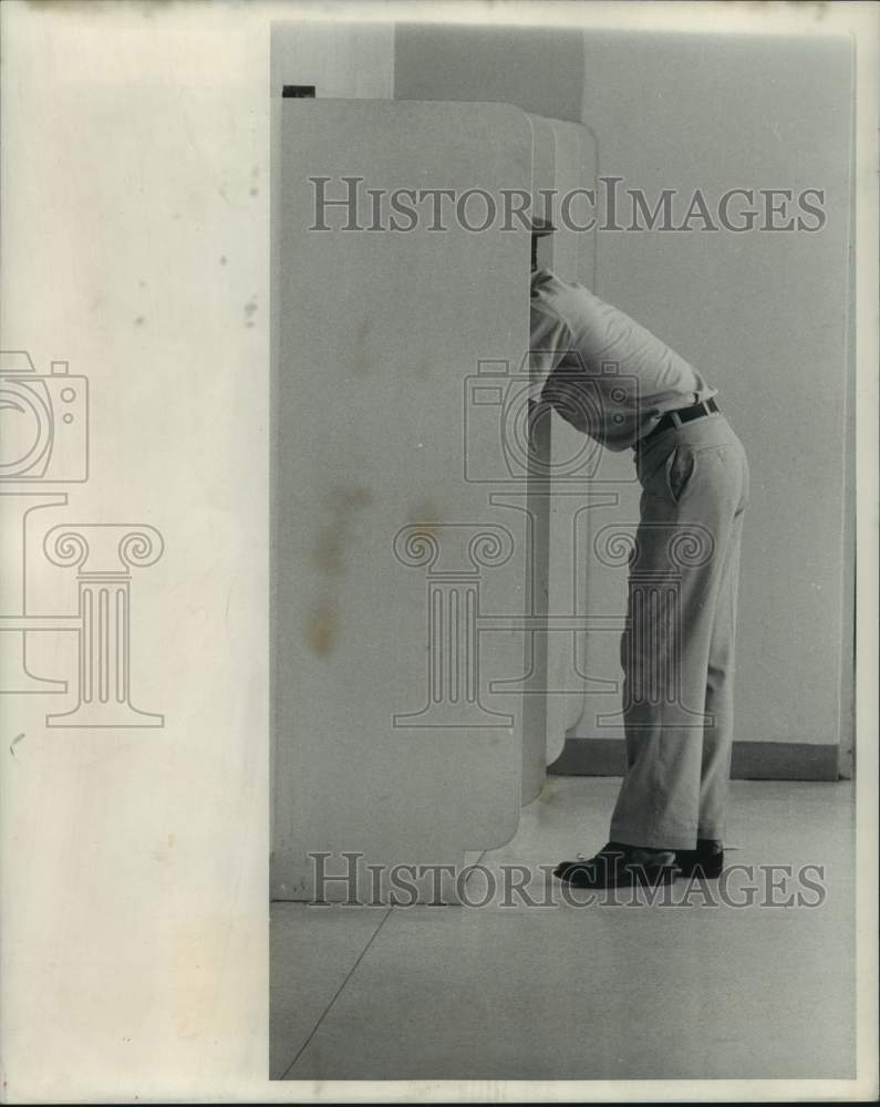 1968 Press Photo Soldier uses phone in Louisiana airport - noc10752