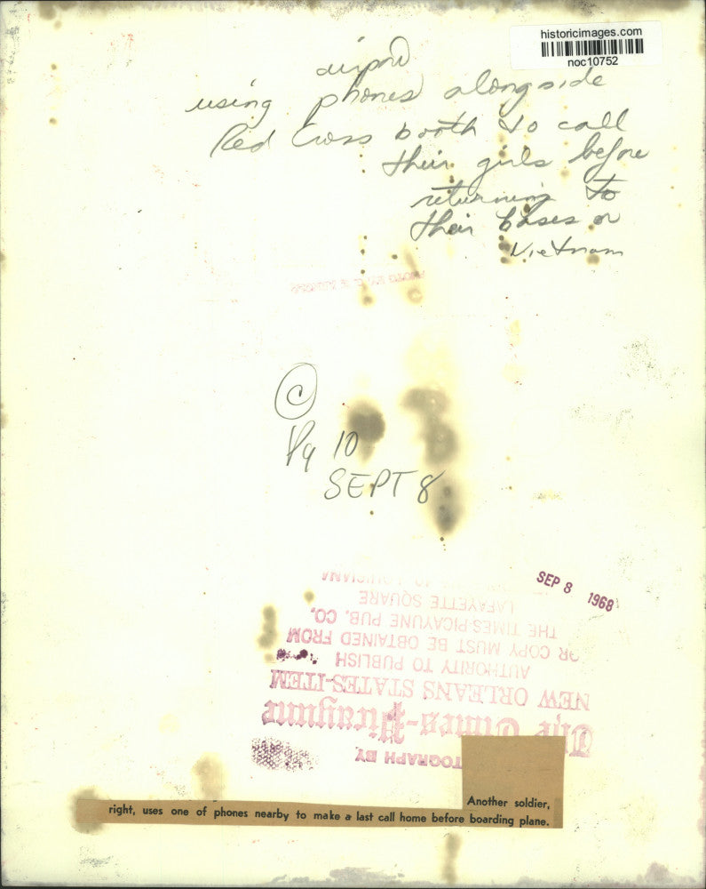 1968 Press Photo Soldier uses phone in Louisiana airport - noc10752