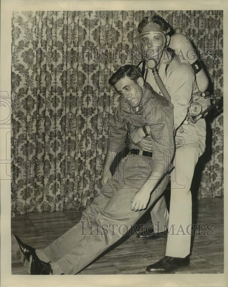 Load image into Gallery viewer, 1967 Press Photo Demonstration at emergency class at Louisiana hotel - noc10755
