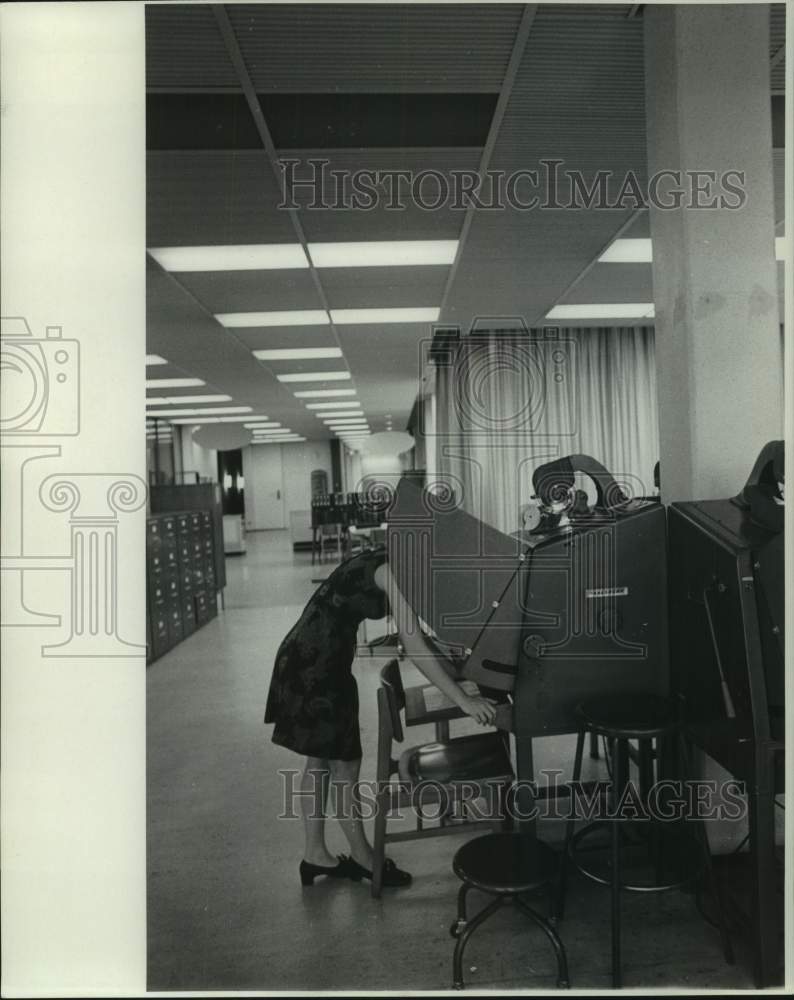 Load image into Gallery viewer, 1969 Press Photo Woman reads microfilm at New Orleans Public Library - noc10766
