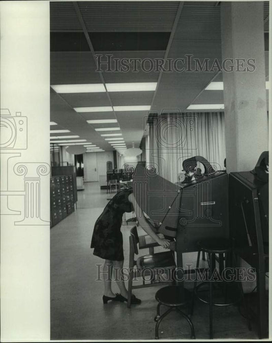 1969 Press Photo Woman reads microfilm at New Orleans Public Library - noc10766