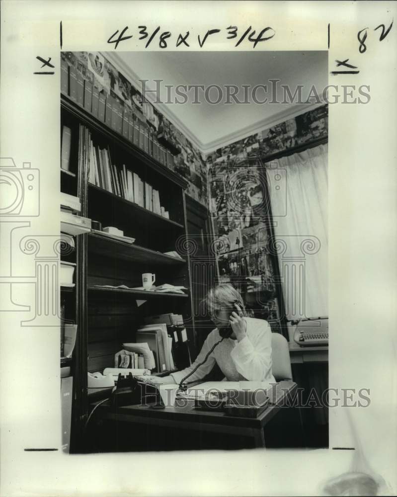 1977 Press Photo Sherry Miller in her officer at New Orleans Public Library- Historic Images