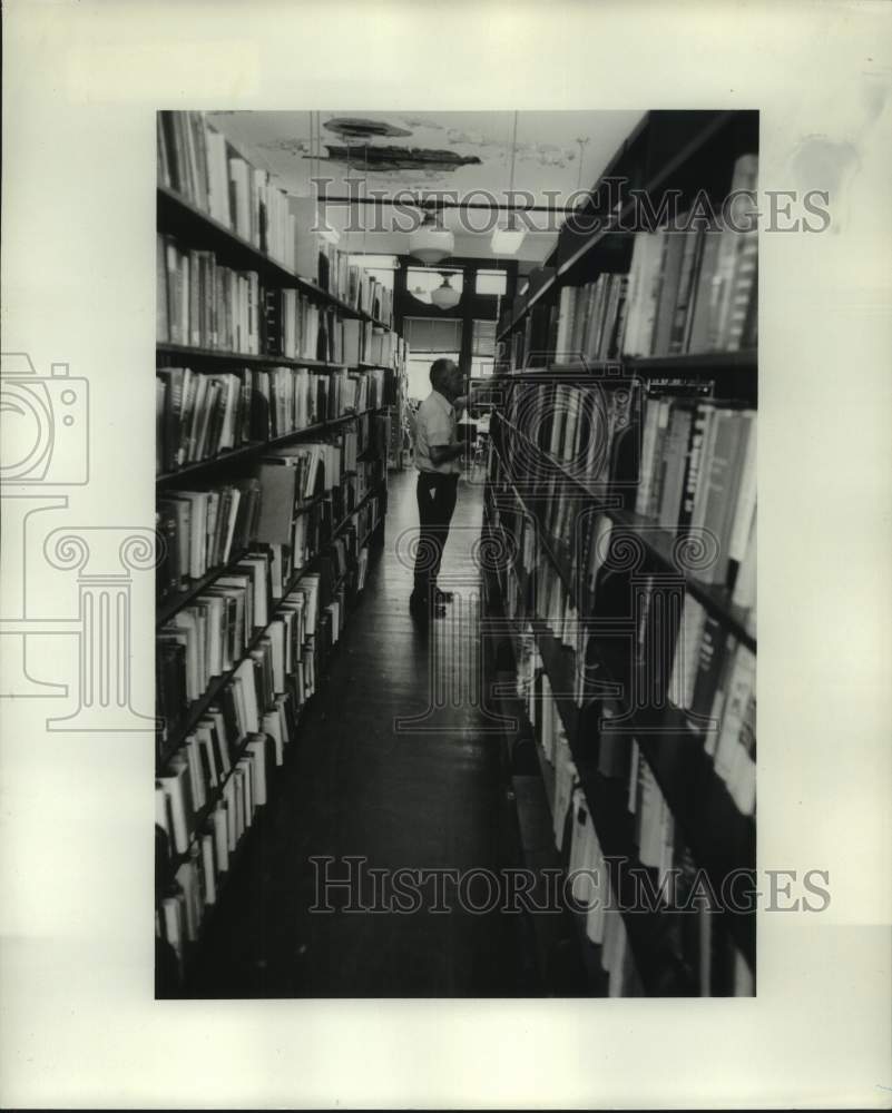 1977 Press Photo Narrow aisles in the New Orleans Public Library- Historic Images