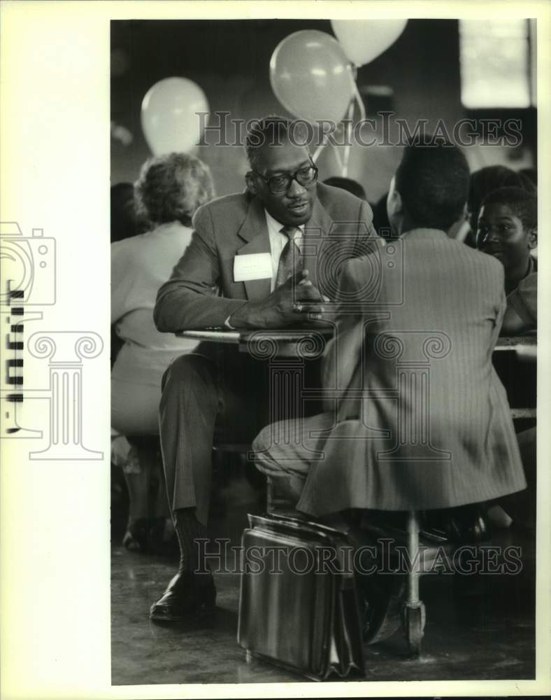 1992 Press Photo Professor Warren J. Ray Jr.talking to Steven Pernell at Xavier- Historic Images