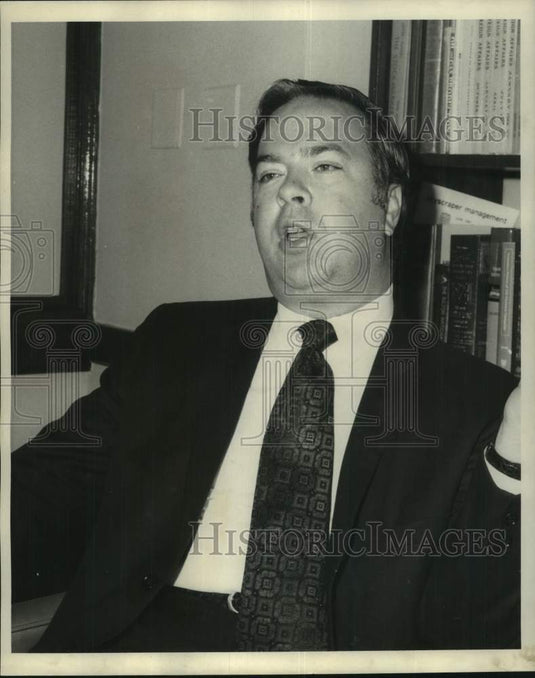 1968 Press Photo Economist Dr. Pierre Rinfret speaks in Louisiana - noc11155