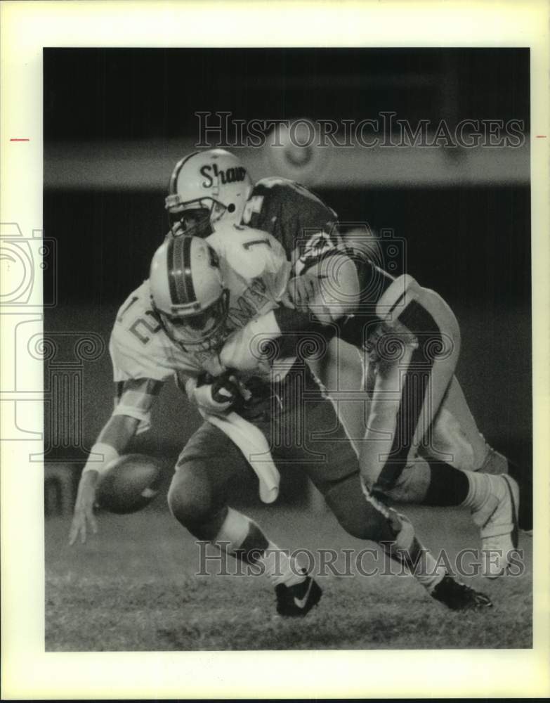 1989 Press Photo Shaw&#39;s Pat Riley hits Rummer quarterback Brad Buckle, football - Historic Images