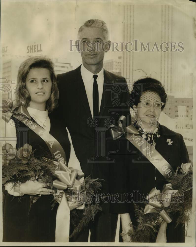 1863 Press Photo Miss Stephanie Haff & Mrs. John Maynard, Miss & Mrs. FAA