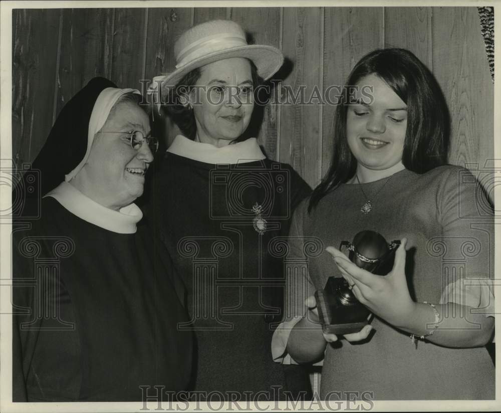 1966 Press Photo Mrs. Paul Ristroph &amp; fellow Mercy Hospital volunteers- Historic Images