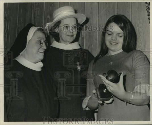 1966 Press Photo Mrs. Paul Ristroph & fellow Mercy Hospital volunteers- Historic Images
