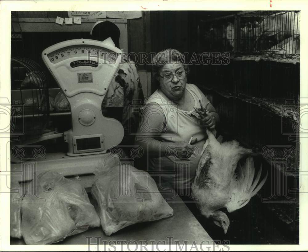 1985 Press Photo Anna Ricks with live turkey at Universal Poultry &amp; Meat Market- Historic Images