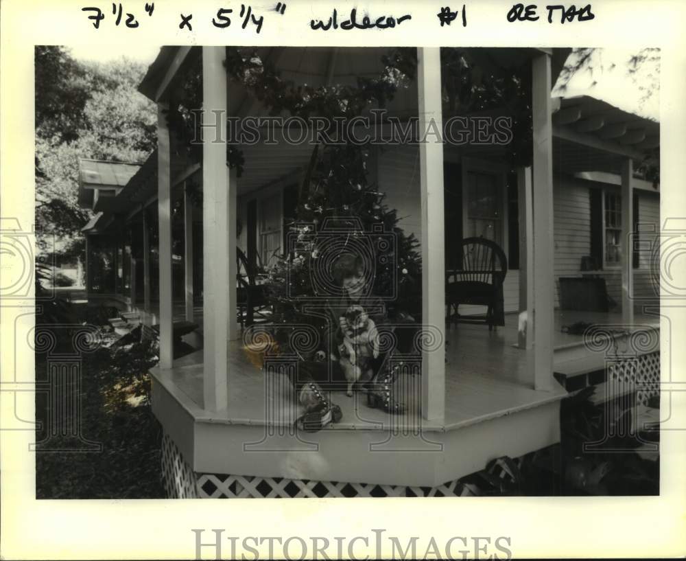 1991 Press Photo Sandra Richardson with Christmas decorations - Historic Images