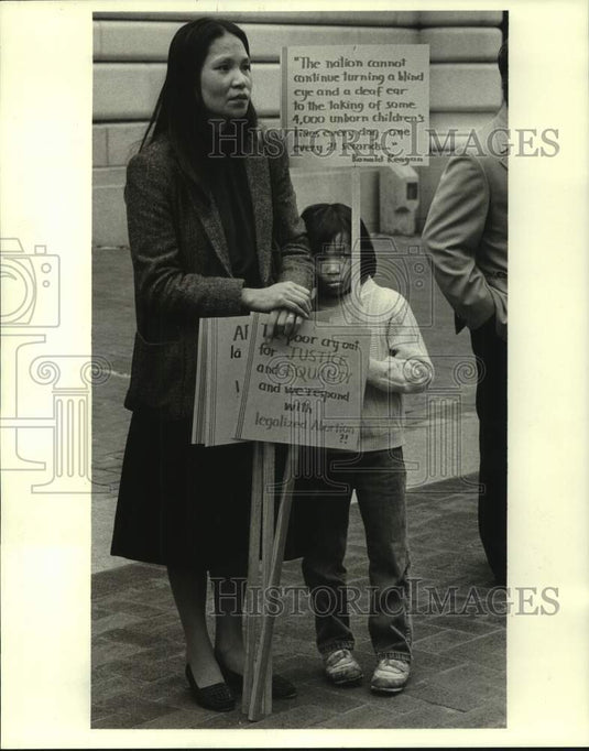 1986 Press Photo Thuong Nguyen and Daughter at Pro-Life Rally, New Orleans- Historic Images